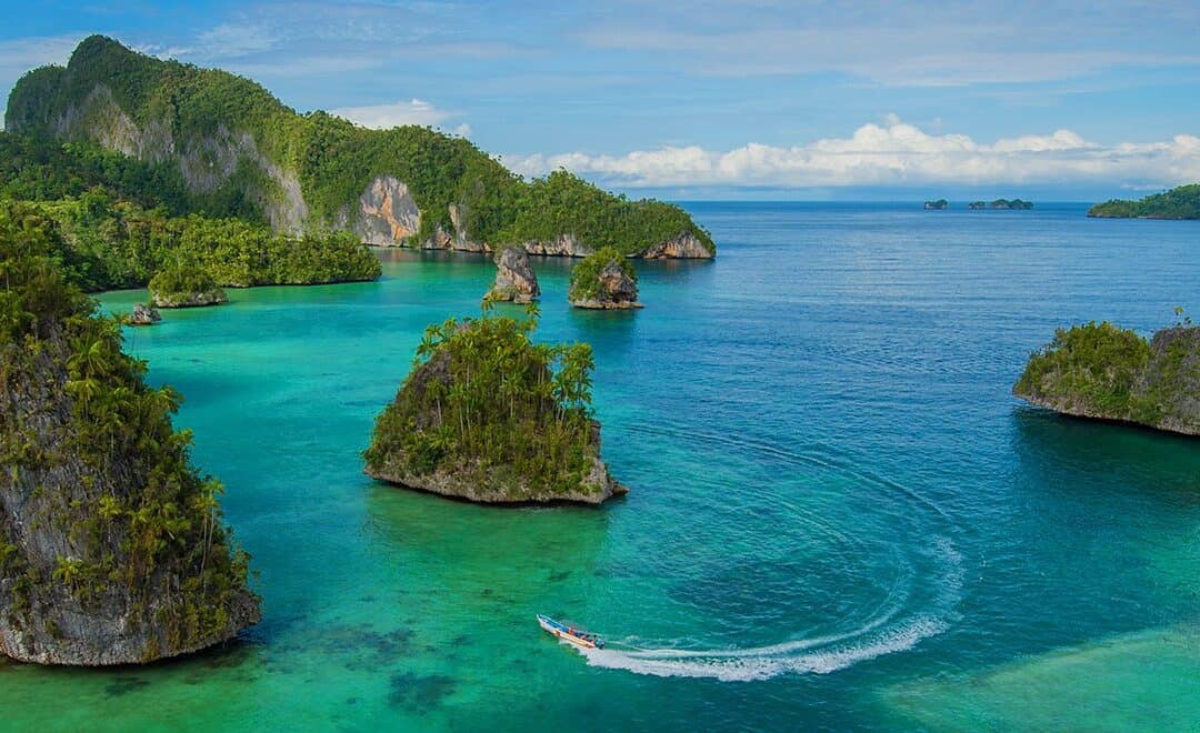 LUXURY EXPEDITION CRUISES South Pacific Voyage: Komodo, Papua & Great Barrier Reef 2022